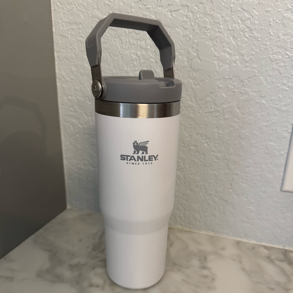 Stanley 30 ounce ice flow flip straw white